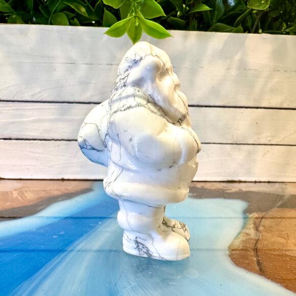 81 mm Howlite Santa Claus Carving – Holiday Crystal Figurine Decor - Picture 4 of 5